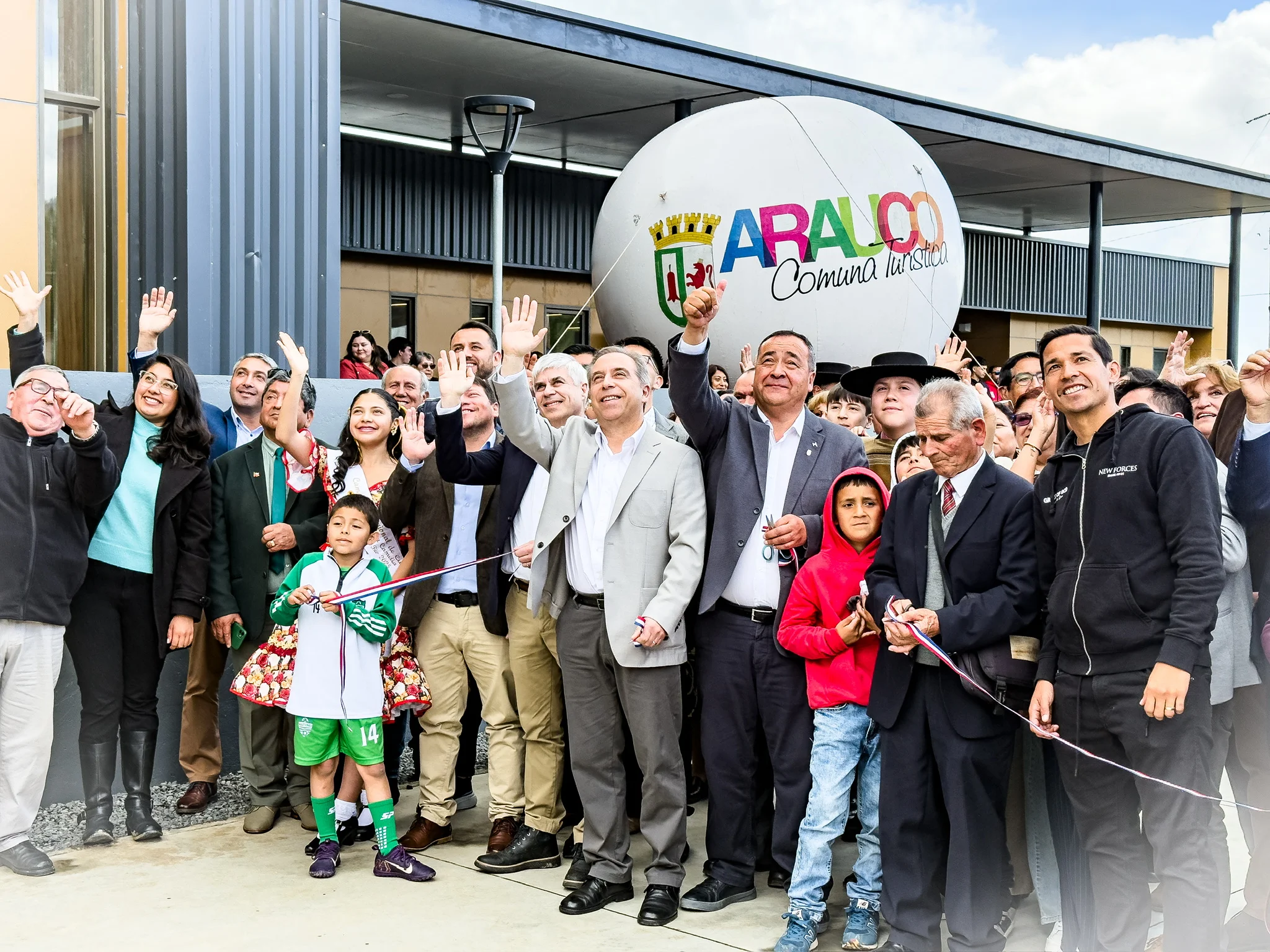 Inauguración de Centro Comunitario con la presencia Matías Fernández, ex futbolista de la selección chilena